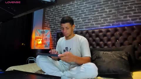 Snapshot of richar_98 chatting on 12/18/25, 02:45 --- Richar --- online show from 12/18/25, 02:45