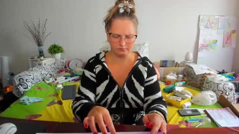 Anna - not anna - right Anna  online show from 11/04/25, 10:14