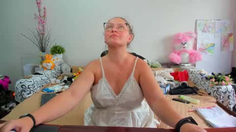 Anna - not anna - right Anna  online show from 06/04/26, 01:17