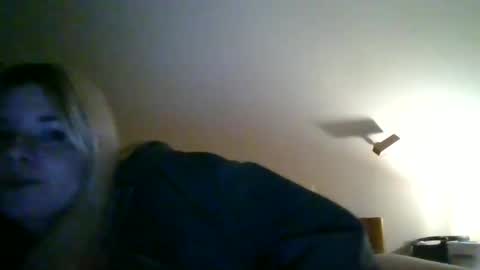 Snapshot of rileyzoee9 chatting on 01/04/25, 02:03 rileyzoee9 online show from 01/04/25, 02:03