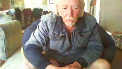 Snapshot of riverratggg chatting on 12/26/24, 06:19 riveratggg online show from 12/26/24, 06:19