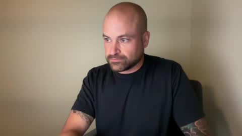 Snapshot of roadking1122 chatting on 10/27/25, 01:42 roadking1122 online show from 10/27/25, 01:42