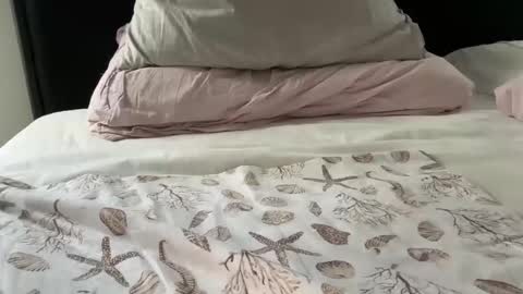 Snapshot of roadking1122 chatting on 10/31/25, 02:18 roadking1122 online show from 10/31/25, 02:18