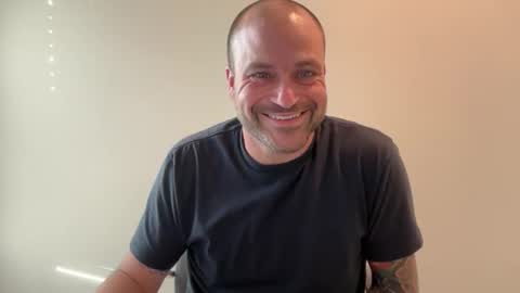 Snapshot of roadking1122 chatting on 11/19/25, 08:42 roadking1122 online show from 11/19/25, 08:42