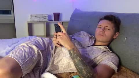 Snapshot of roastingcorn chatting on 12/21/24, 01:04 RoastingCorn online show from 12/21/24, 01:04