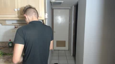 Snapshot of roastingcorn chatting on 11/17/25, 12:49 RoastingCorn online show from 11/17/25, 12:49