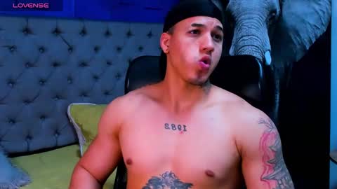 rocco_santos online show from 10/11/25, 01:27