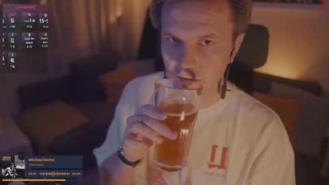 Snapshot of rocketbunnyxxx chatting on 11/19/25, 05:46 Rocket Bunny online show from 11/19/25, 05:46