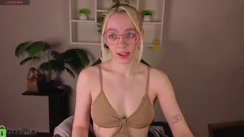 Snapshot of rockett_bunny chatting on 04/24/26, 12:57 Rockett online show from 04/24/26, 12:57