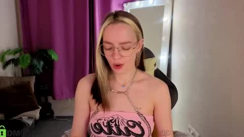 Snapshot of rockett_bunny chatting on 06/04/26, 01:11 Rockett online show from 06/04/26, 01:11