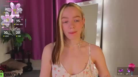 Snapshot of rockett_bunny chatting on 06/18/26, 12:44 Rockett online show from 06/18/26, 12:44