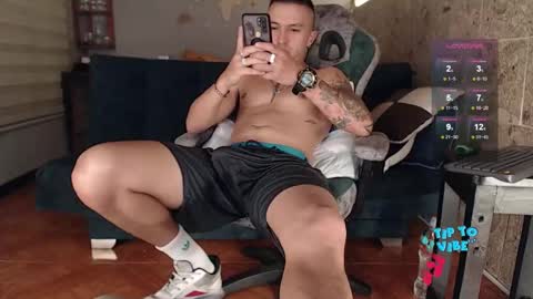 Snapshot of rogert_xx chatting on 10/17/25, 01:20 Rogert online show from 10/17/25, 01:20