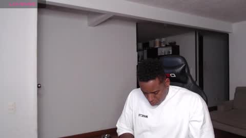 Snapshot of rogger_physique chatting on 01/17/25, 02:08 Rogger online show from 01/17/25, 02:08