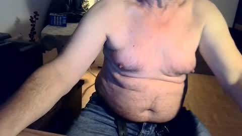 Snapshot of rolandloser1000 chatting on 12/17/24, 04:43 rolandloser1000 online show from 12/17/24, 04:43