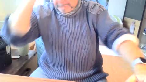 Snapshot of rolandloser1000 chatting on 01/27/25, 12:48 rolandloser1000 online show from 01/27/25, 12:48