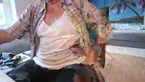 Snapshot of rolandloser1000 chatting on 09/14/25, 07:18 rolandloser1000 online show from 09/14/25, 07:18