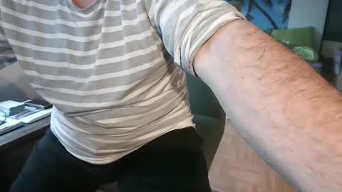 Snapshot of rolandloser1000 chatting on 11/10/25, 08:13 rolandloser1000 online show from 11/10/25, 08:13