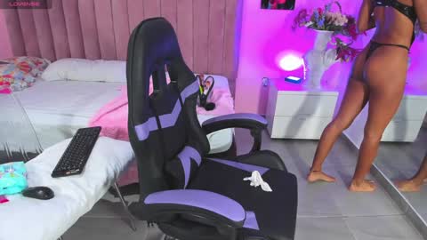 Snapshot of rolyloren chatting on 12/01/24, 06:08 Marcela online show from 12/01/24, 06:08