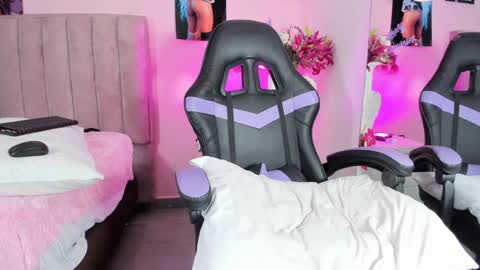 Snapshot of rolyloren chatting on 01/17/25, 02:29 Marcela online show from 01/17/25, 02:29