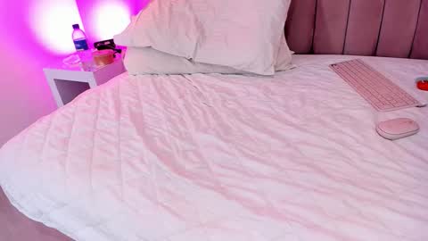 Snapshot of rolyloren chatting on 10/19/25, 07:14 Marcela online show from 10/19/25, 07:14