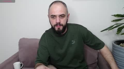 Snapshot of romdv chatting on 01/02/25, 11:52 romdv online show from 01/02/25, 11:52