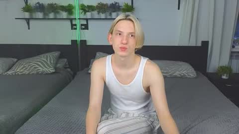 Snapshot of ron_vilsx chatting on 11/21/25, 10:14 ron vilsx online show from 11/21/25, 10:14