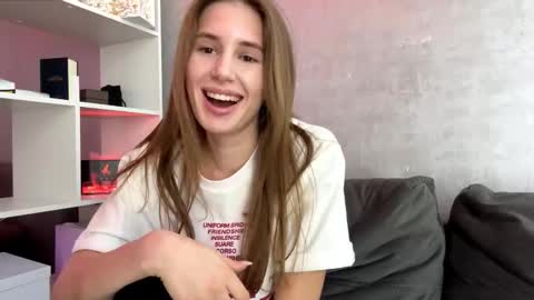 Snapshot of ronaldleidholt chatting on 03/31/26, 10:26 Ketlyn is here now help me get 50 thumbs up pls online show from 03/31/26, 10:26