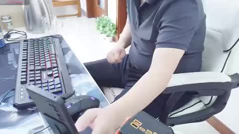 rongtian online show from 12/01/25, 06:29