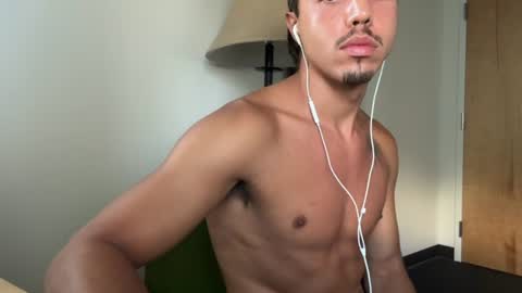 Snapshot of ronneyx998014 chatting on 08/04/26, 12:36 Ronney online show from 08/04/26, 12:36