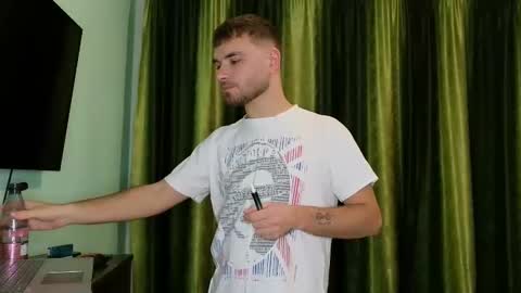 Snapshot of ronny_rian chatting on 12/17/25, 10:16 Ronny online show from 12/17/25, 10:16