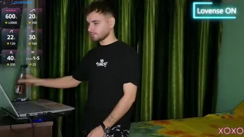 Snapshot of ronny_rian chatting on 12/19/25, 10:06 Ronny online show from 12/19/25, 10:06