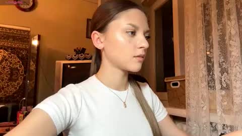 Snapshot of rosanareichelt chatting on 12/16/25, 02:11 Mona online show from 12/16/25, 02:11