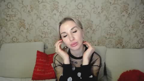 Snapshot of rose__shine chatting on 01/08/25, 01:31 rose  shine online show from 01/08/25, 01:31