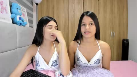 Snapshot of roseandmiah chatting on 04/22/26, 02:36 Rose y Miah online show from 04/22/26, 02:36