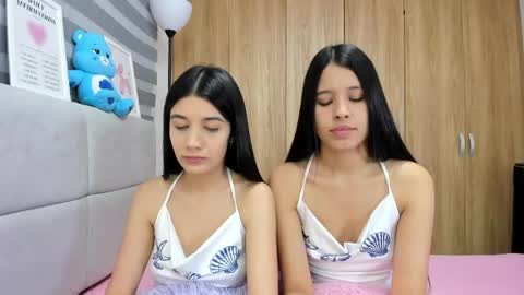 Snapshot of roseandmiah chatting on 05/06/26, 03:13 Rose y Miah online show from 05/06/26, 03:13