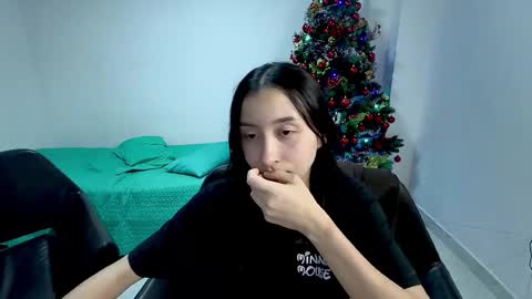 Snapshot of roseandviktor23 chatting on 12/21/25, 02:30 Rose Sins and Don Viktor online show from 12/21/25, 02:30