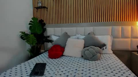 roseaurora online show from 11/24/25, 12:49