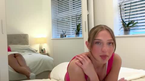 Snapshot of rosebella_ chatting on 10/17/25, 04:42 Bella online show from 10/17/25, 04:42