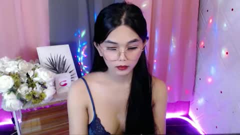 Snapshot of rosella_xx chatting on 11/23/25, 05:51 TONETH online show from 11/23/25, 05:51