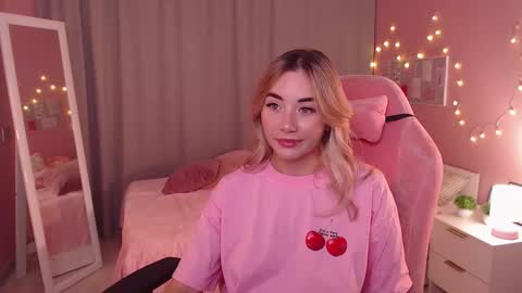 Snapshot of rosie_mac chatting on 11/12/25, 01:06 Rosie online show from 11/12/25, 01:06