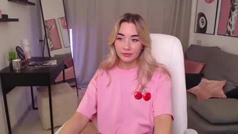 Snapshot of rosie_mac chatting on 11/13/25, 01:04 Rosie online show from 11/13/25, 01:04