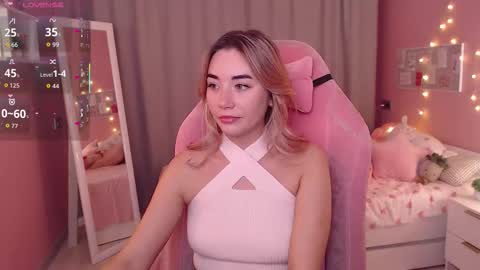 Snapshot of rosie_mac chatting on 11/18/25, 01:00 Rosie online show from 11/18/25, 01:00