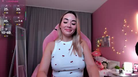 Snapshot of rosie_mac chatting on 11/21/25, 01:04 Rosie online show from 11/21/25, 01:04