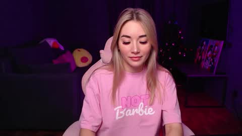 Snapshot of rosie_mac chatting on 12/19/25, 01:45 Rosie online show from 12/19/25, 01:45