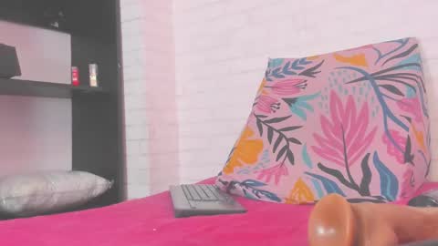 Snapshot of rosse_thompson11 chatting on 01/14/25, 01:15 rosse_thompson11 online show from 01/14/25, 01:15