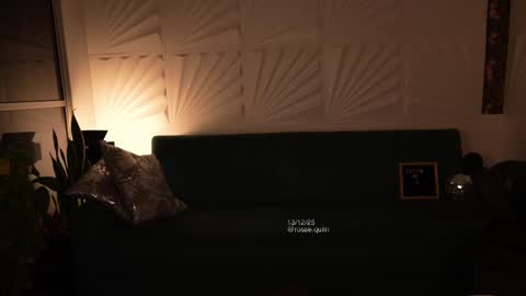 Snapshot of rosseyquiin chatting on 12/14/25, 01:11 Rossey online show from 12/14/25, 01:11