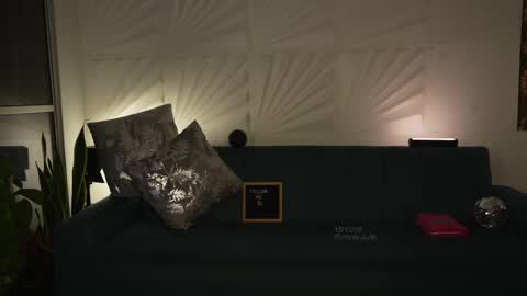 Snapshot of rosseyquiin chatting on 12/16/25, 02:05 Rossey online show from 12/16/25, 02:05