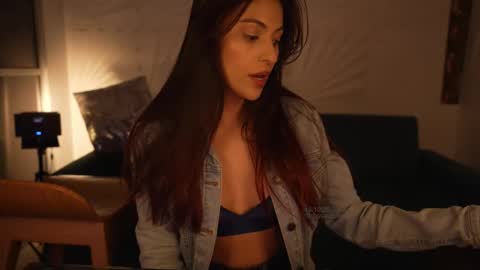 Snapshot of rosseyquiin chatting on 12/17/25, 01:33 Rossey online show from 12/17/25, 01:33