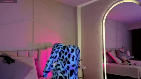Snapshot of rossiie_hunt_ chatting on 05/15/26, 12:12 rossiie_hunt_ online show from 05/15/26, 12:12