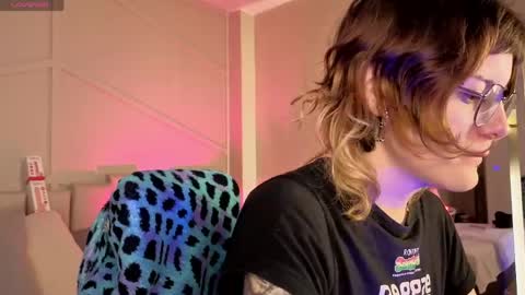 Snapshot of rossiie_hunt_ chatting on 05/27/26, 12:24 rossiie_hunt_ online show from 05/27/26, 12:24